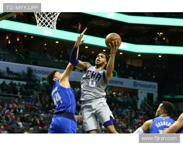 布里奇斯无球跑动制造错位，3D价值拉开进攻空间